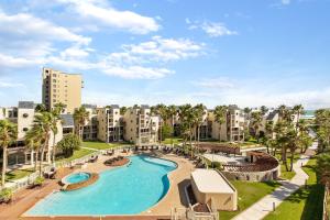 - Vistas a la piscina del complejo en Comfortable condo in beachfront resort Enjoy shared pools & jacuzzi, en South Padre Island