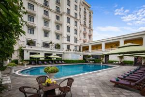 una piscina de hotel frente a un edificio en Ninh Binh Hidden Charm Hotel & Resort en Ninh Binh