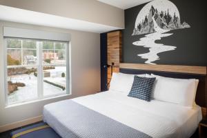 Кровать или кровати в номере Saranac Waterfront Lodge