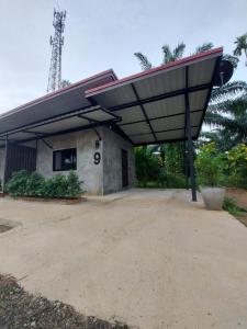 a building with a roof on top of it at ชาลีรีสอร์ท ชุมพร in Chumphon