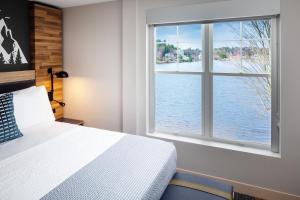 Postel nebo postele na pokoji v ubytování voco Saranac Lake NY - Waterfront by IHG