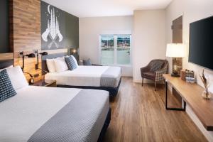 Postel nebo postele na pokoji v ubytování voco Saranac Lake NY - Waterfront by IHG