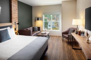Postel nebo postele na pokoji v ubytování voco Saranac Lake NY - Waterfront by IHG