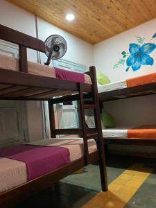 Habitación con 3 literas y ventilador. en Hotel boutique stay la 10, en Medellín