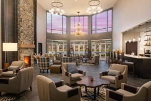 Posezení v ubytování voco Saranac Lake NY - Waterfront by IHG