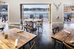 Restaurace v ubytování voco Saranac Lake NY - Waterfront by IHG