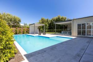 Piscina de la sau aproape de Elegant Entertainer - Chic Sorrento Retreat