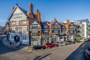 ein großes Gebäude mit davor geparkt in der Unterkunft Upper Thames & Lower Thames - Stunning apartments in Henley on Thames