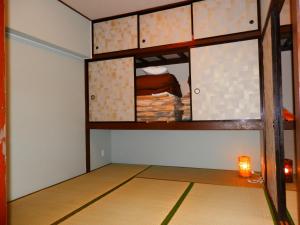 札幌市にあるメープル澄川202号室の二段ベッド1組が備わる客室で、床にライトが付いています。