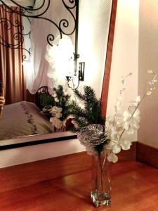 ペルミにあるMonika Bed and Breakfastの鏡前花瓶