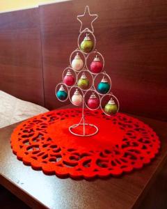 ペルミにあるMonika Bed and Breakfastのテーブルの上に飾り付きのクリスマスツリー