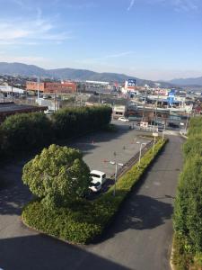 een uitzicht op een parkeerplaats met een boom bij Ueno Frex Hotel in Iga