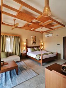 1 dormitorio grande con cama y techo en Hotel Sonar Bangla Sundarban, en Gosāba