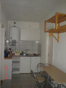 A kitchen or kitchenette at Kiad-lak apartmanok - SZÉP kártya elfogadó
