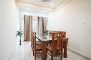 a dining room with a table and chairs at Fortune Avenue in Mattanūr