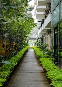 una pasarela a través de un edificio con plantas verdes en TRANSTREE at Brookfields en Bangalore