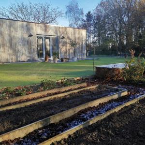 un jardin avec des marches devant un bâtiment dans l'établissement Studio 't Hoveke, à Gullegem