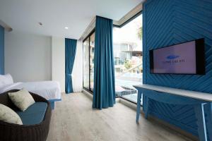 TV a/nebo společenská místnost v ubytování Elmas Cha Am Design Hotel