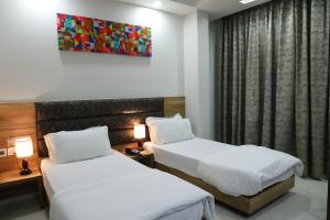 Postel nebo postele na pokoji v ubytování Hotel Sopan Heights + 37 fotografií