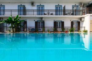 Bazén v ubytování Aquarius Beach Hotel nebo v jeho okolí