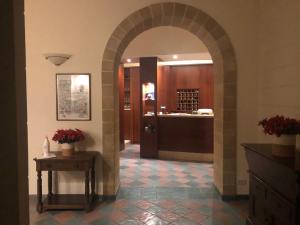 un arco que conduce a un baño en una habitación de hotel en Hotel dei Messapi, en Muro Leccese