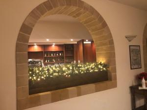 una pared con un arreglo de luces en una cocina en Hotel dei Messapi, en Muro Leccese