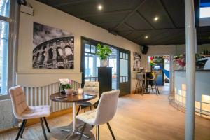 a restaurant with a table and chairs in a room at EuroParcs Maasduinen in Belfeld