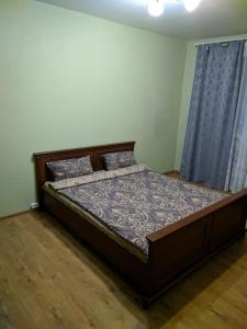 sypialnia z łóżkiem w pokoju w obiekcie Уютная квартира рядом с метpo Холодная гора w Charkowie