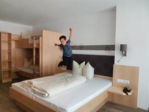 Łóżko lub łóżka w pokoju w obiekcie Kinderhotel Stefan