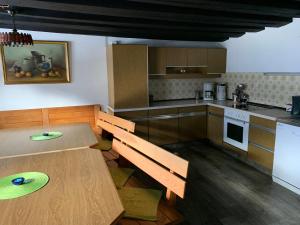 una cucina con tavolo e sedie in una stanza di Ferienhof Oberer Gollmitzer a Heiligenblut