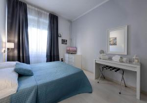 una camera bianca con letto e scrivania di APARTMENT LINGOTTO AP3 a Torino