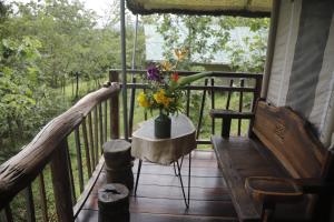 Balkón nebo terasa v ubytování Lak Tented Camp