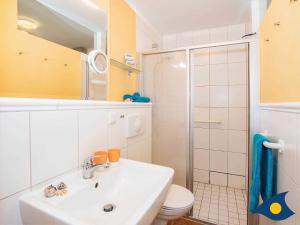 ein Bad mit einem Waschbecken, einem WC und einer Dusche in der Unterkunft Neue Villa Ernst Whg. 02 in Bansin