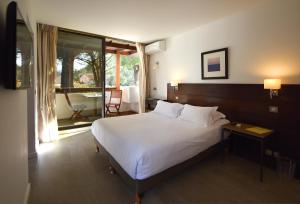 Кровать или кровати в номере Hôtel La Roya