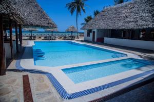 una piscina con vista a la playa en Sheratton Beach Villagio, en Mombasa