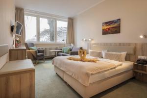 Postel nebo postele na pokoji v ubytování Hotel Wald und See
