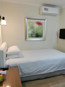 1 dormitorio con 1 cama y una foto en la pared en BHA unit 5 en Perth