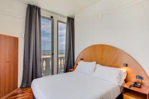 Кровать или кровати в номере Kursaal Hotel