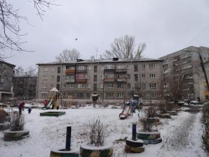 ニジニ・ノヴゴロドにあるKvartalApartments on Shalyapina 6の雪の建物前遊び場