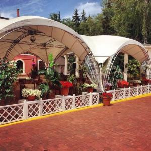 uma estufa com flores e plantas em Avshar Hotel Resort em Krasnogorsk