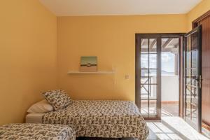 En eller flere senge i et værelse på Adosado El Perenquen