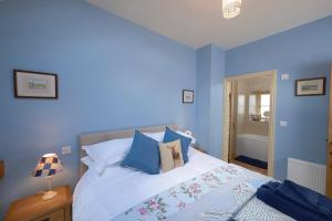 Postel nebo postele na pokoji v ubytování Spring Cottage + 8 fotografií