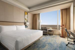 Postel nebo postele na pokoji v ubytování Shangri-La Songbei, Harbin