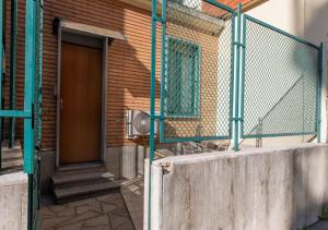 een huis met een hek en een deur en een veranda bij TORINO VACANCY 2 in Turijn