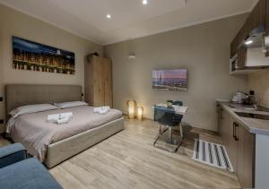 ein Schlafzimmer mit einem Bett und eine Küche mit einem Waschbecken in der Unterkunft TORINO VACANCY 2 in Turin