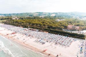 una vista aérea de una playa con muchas sombrillas en Salinello Village, en Tortoreto Lido