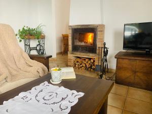 a living room with a fireplace and a coffee table at Puente Roto in Tigalate