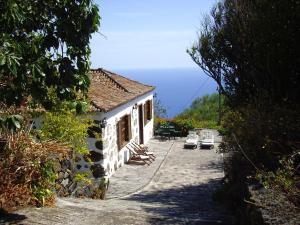 a small house with a view of the ocean at Puente Roto in Tigalate