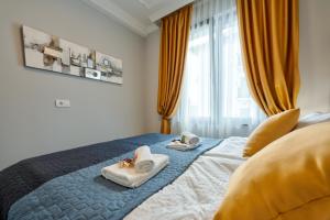 - une chambre avec 2 serviettes sur un lit dans l'établissement Adonis 201, à Zlatibor