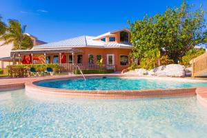 Bazén v ubytování Island Seas Resort nebo v jeho okolí